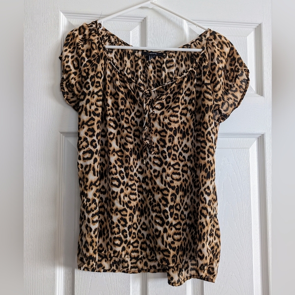 🌼Forever 21 Leopard print tie neck short sleeve blouse size small - Picture 1 of 5